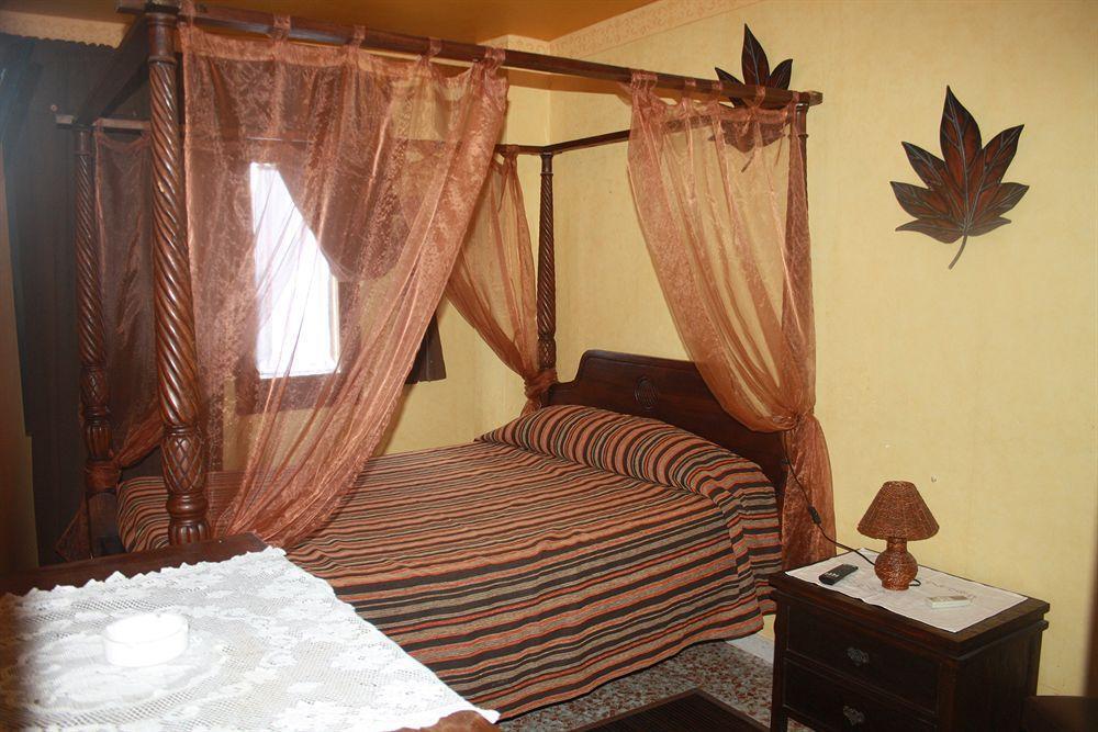 קוניט Hostal Restaurante La Diligencia מראה חיצוני תמונה